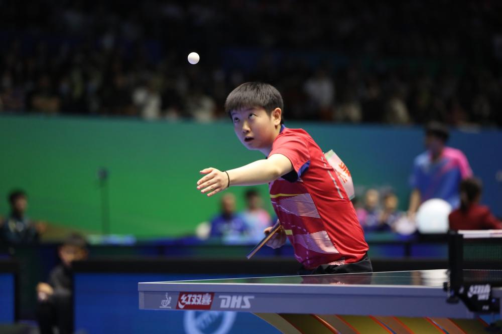 王楚钦一个动作逗笑两个女裁判，丝滑接球柔若无骨，一本正经可爱不自知.